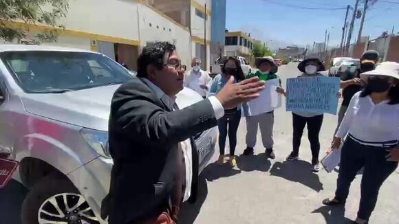 Gerente de Salud de Arequipa grita a trabajadores manifestantes