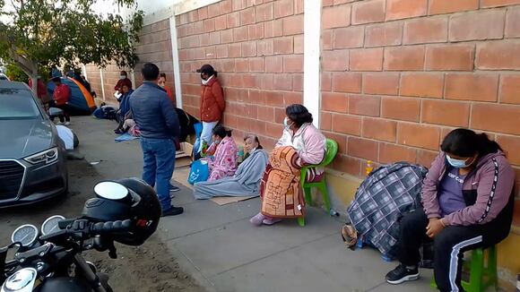 Personas duermen afuera de hospital de Tacna