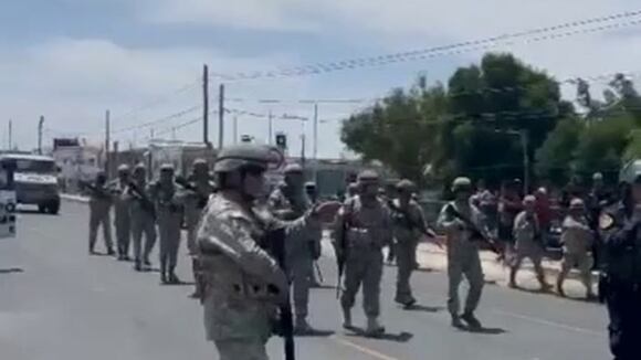 Militares de Moquegua y policías limpian la Panamericana Sur de Arequipa