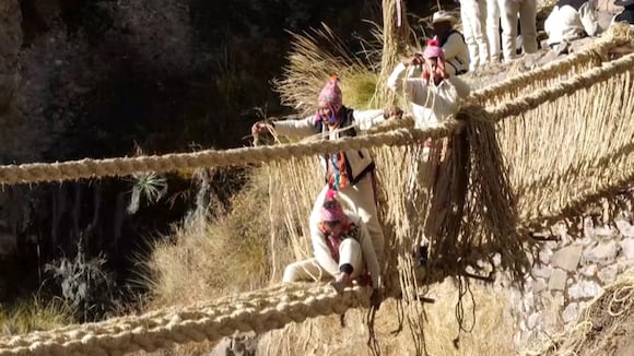El puente colgante Q'eswachaka, que data del imperio inca en Perú, fue restaurado. (Video: AFP)