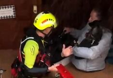Mujer en España fue rescatada con sus mascotas tras quedar atrapada en su casa inundada (VIDEO)