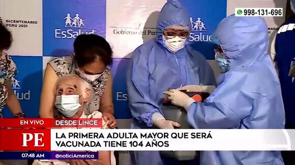 Adulta mayor se vacuna contra la COVID-19