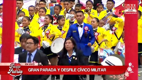 Participación de colegios en el desfile militar