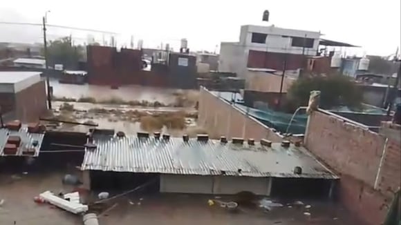 CORREO | Fuertes lluvias inundan vivienda y causan estragos en Arequipa
