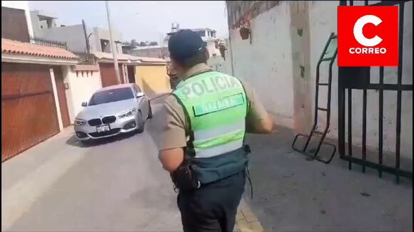 Sereno rescata can que cayó a canal de regadío