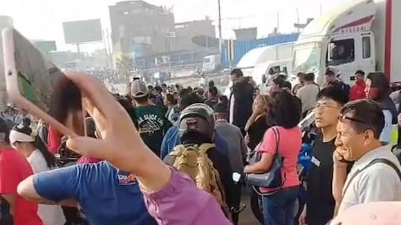 Manifestantes bloquean carretera central altura Prialé