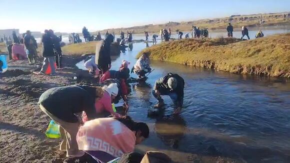 CORREO| Puno: Cientos de familias recogen piedrecillas en los ríos y participan de la tradicional ch’alla