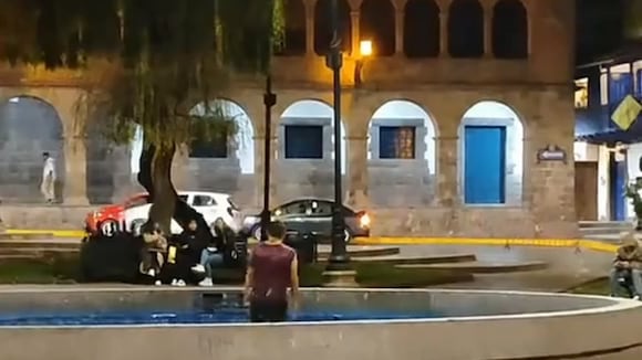 CORREO | Hombre se baña en pileta del Centro Histórico de Cusco