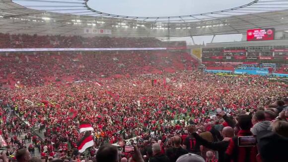 Hinchada de Bayer Leverkusen se metió al campo a celebrar el título de Bundesliga