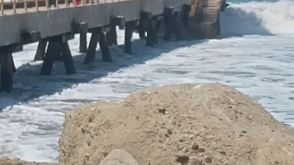 Fuerte oleaje en Canoas de Punta Sal de Tumbes