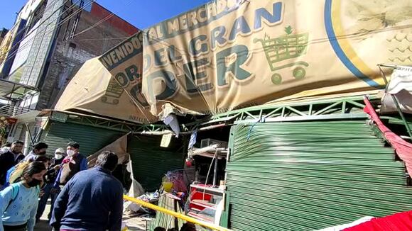 Compactadora municipal choca contra puestos de mercado en Arequipa