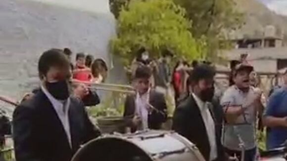 Christian Cueva llegó a su natal Huamachuco y encantó a lugareños bailando música típica | VIDEO