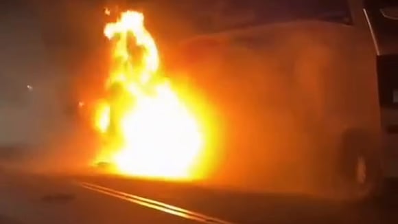 Bus arde en llamas en La Libertad