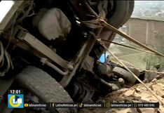 Niña fallece tras la caída de camión cisterna sobre su vivienda en Villa María del Triunfo (VIDEO)