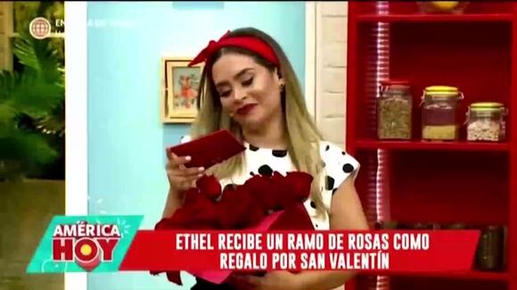 Ethel Pozo se emociona al recibir rosas de "pretendiente secreto"