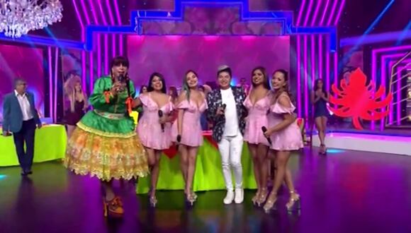 Bryan Arámbulo canta junto a Corazón Serrano