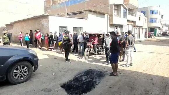 Lambayeque: El obrero Flavio Jhair Gastelo Chávez (19) fue asesinado de cinco balazos por tres desconocidos con los que discutió momentos antes. Agentes de la División de Investigación Criminal (Divincri) Chiclayo investigan el caso. (Video Sandro Chambergo)