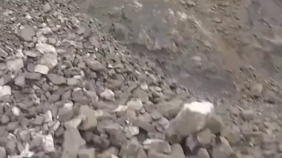 CORREO | Derrumbes dejan vehículos varados en vía regional por lluvias en Castilla