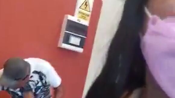 Pareja Agrede A Mujer