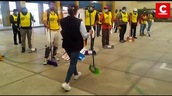 Sentenciados limpian colegios de Arequipa para terminar condena