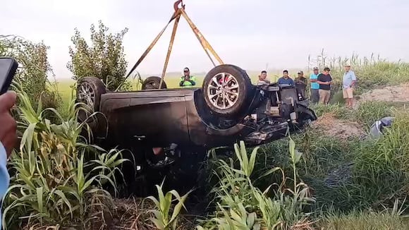 CORREO | Arequipa: Vehículo termina en canal de regadío en Camaná