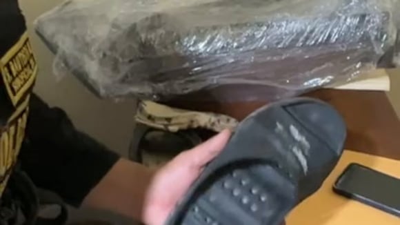 Extranjeros escondía PBC en sandalias en Trujillo