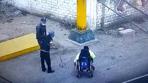 Sereno ayuda a cruzar la pista a anciano en Moche