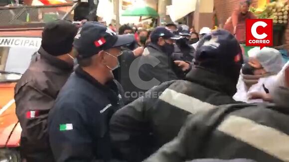 A Golpes Policía Municipal Desaloja A Comerciantes De Mercado Clausurado