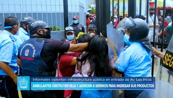 Comerciantes ambulantes obstruyen reja y agreden a serenos de la MPT para ingresar sus productos por la entrada de avenida Los Incas