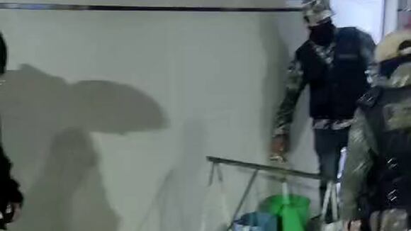 Bañan con agua fría a ladrón