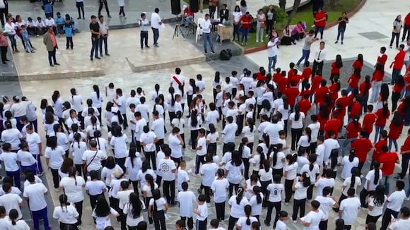 Alumnos forman bandera peruana