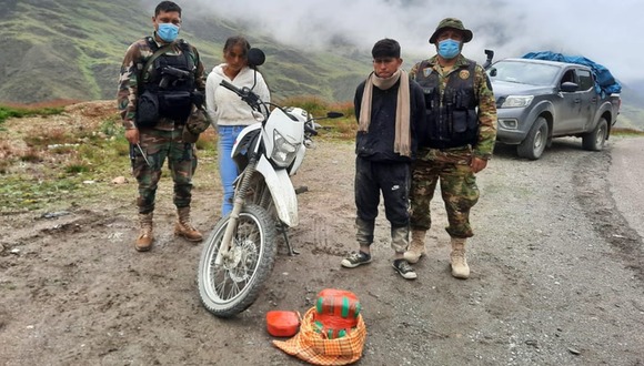 Ayacucho: Agentes de la Dirandro detienen tras una persecución a cuatro personas que transportaban cinco paquetes de alcaloide cocaína en motocicletas en la carretera San Miguel - San Antonio de la provincia de La Mar. (Video: PNP)