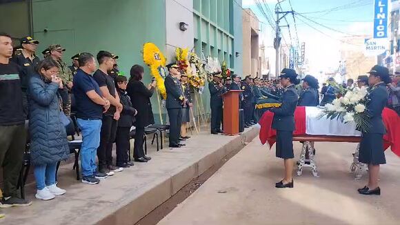 CORREO | Rinden homenaje póstumo al oficial PNP asesinado durante enfrentamiento con delincuentes, en Puno