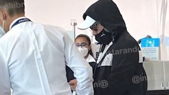 TROME | Óscar del Portal viajó a Punta Cana para darle el encuentro a su esposa: ¡Totalmente encapuchado!