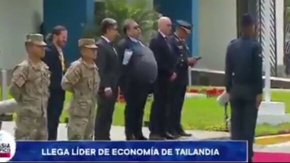 CORREO | Funcionario tropieza y cae durante bienvenida a la primera ministra de Tailandia en Lima