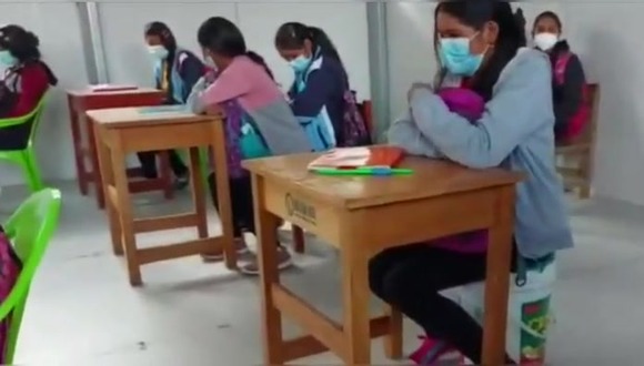 Maestro y estudiantes se sientan en baldes durante clases en Ayacucho (VIDEO)
