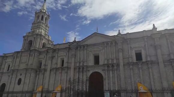 CORREO | Izan banderas a media asta en la Basílica Catedral de Arequipa