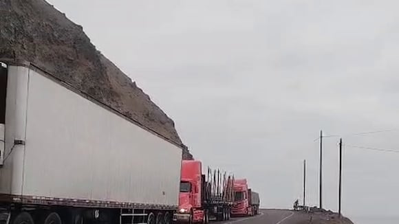 Derrumbe de rocas restringe el tránsito en la Panamericana Sur en Atico