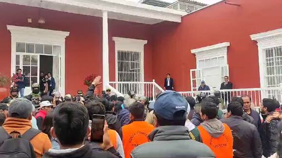 Trujillo: Pobladores y policías se enfrentan