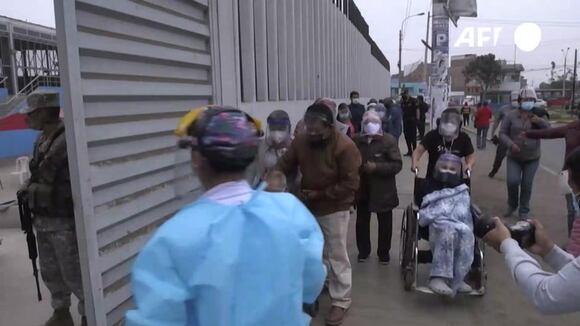 Perú pisa el acelerador en vacunación de ancianos contra COVID-19