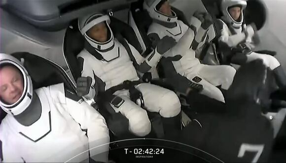 Primeros turistas de SpaceX iniciaron crucero espacial