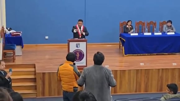 CORREO | UNIVERSITARIOS SE RETIRAN DE EVENTO DONDE PARTICIPABA EL CONGRESISTA ESDRAS MEDINA