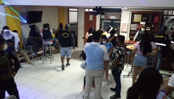 Chiclayo: Intervienen y multan a 30 personas que fueron sorprendidas en un bar clandestino en pleno toque de queda. (Video Sandro Chambergo)