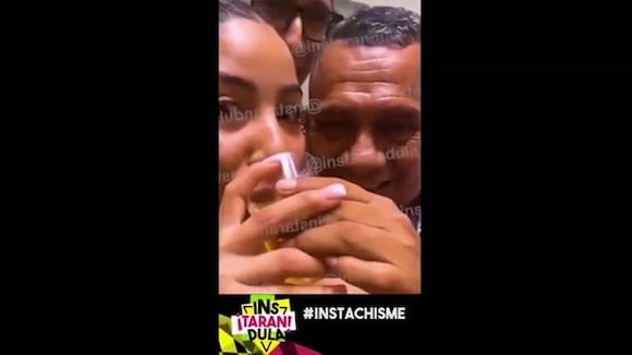 CORREO - Tony Rosado es captado cantando en una reunión y compartiendo el mismo vaso con una joven V