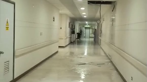 CORREO | Colapsa parte del techo de la Clínica Auna en Chiclayo tras intensas lluvias