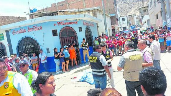 La Libertad: Sicarios matan a balazos a venezolano a plena luz del día en la vía pública. (Video PNP)
