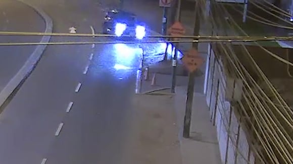 CORREO | El preciso momento en que Laura Spoya pierde el control y choca su auto (VIDEO)