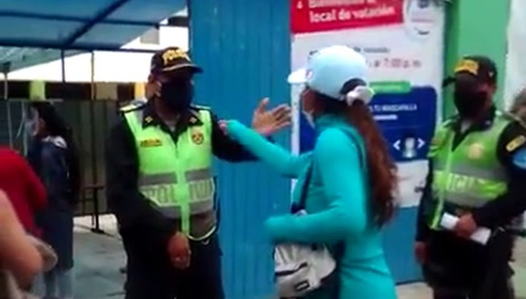 Elecciones 2021: Mujer ebria llega a colegio de Arequipa y recrimina a policías que no la dejaron ingresar | VIDEO