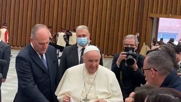 Gianluca Lapadula con el Papa Francisco | VIDEO: @Nela0212