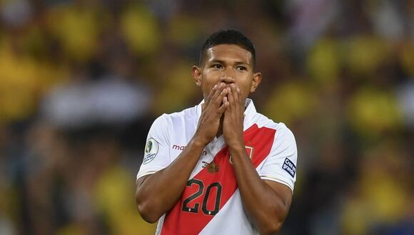 Edison Flores en centro de resonancia